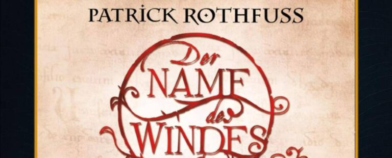 Cover des Hörbuchs „Der Name des Windes“ von Patrick Rothfuss, gelesen von Stefan Kaminski. Der Titel ist in kunstvoll verschlungener, roter Kalligrafie auf hellem Pergamenthintergrund geschrieben. Im unteren Bereich sieht man die Silhouette einer vermummten Figur mit Stab, die vor einer stilisierten Stadt- oder Tempellandschaft steht. Oben rechts das Logo von „der Hörverlag“.