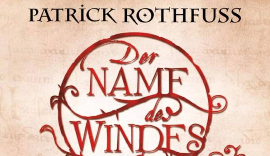 Cover des Hörbuchs „Der Name des Windes“ von Patrick Rothfuss, gelesen von Stefan Kaminski. Der Titel ist in kunstvoll verschlungener, roter Kalligrafie auf hellem Pergamenthintergrund geschrieben. Im unteren Bereich sieht man die Silhouette einer vermummten Figur mit Stab, die vor einer stilisierten Stadt- oder Tempellandschaft steht. Oben rechts das Logo von „der Hörverlag“.