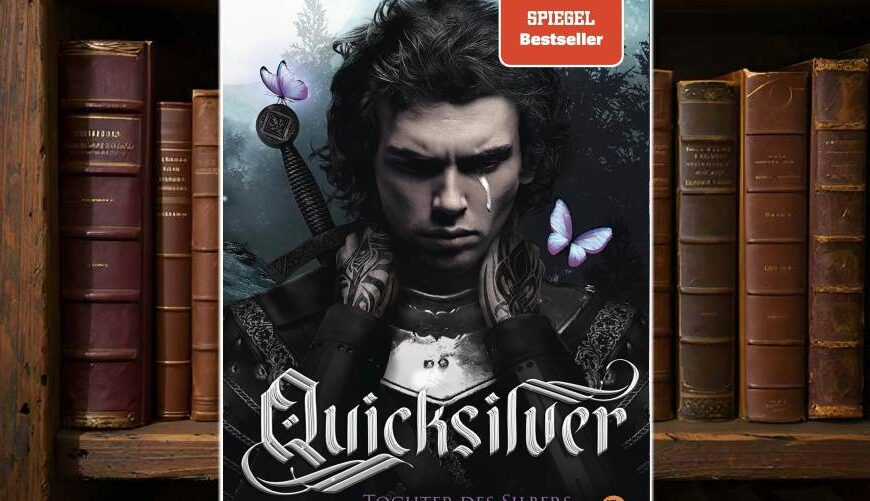 Buchcover von Quicksilver von Callie Hart: Ein junger Mann in dunkler Rüstung mit einer silbernen Träne im Gesicht steht vor nächtlich-bläulichem Waldhintergrund. Zwei violette Schmetterlinge schweben neben ihm, ein Schwert ragt über seine Schulter. Oben ein rotes SPIEGEL-Bestseller-Label, unten der Untertitel: ‚Tochter des Silbers. Gefangener der Schatten.