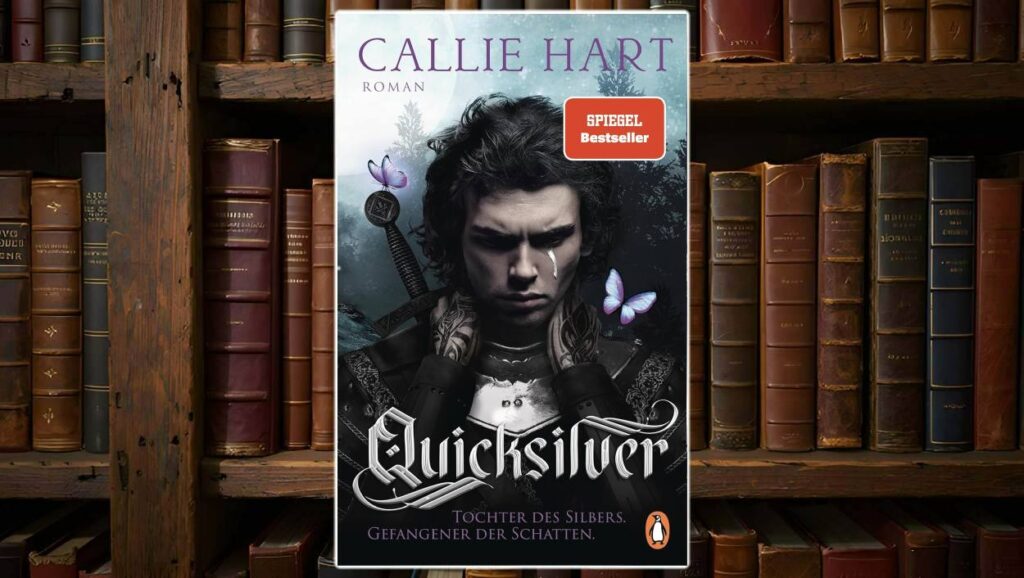 Buchcover von Quicksilver von Callie Hart: Ein junger Mann in dunkler Rüstung mit einer silbernen Träne im Gesicht steht vor nächtlich-bläulichem Waldhintergrund. Zwei violette Schmetterlinge schweben neben ihm, ein Schwert ragt über seine Schulter. Oben ein rotes SPIEGEL-Bestseller-Label, unten der Untertitel: ‚Tochter des Silbers. Gefangener der Schatten.