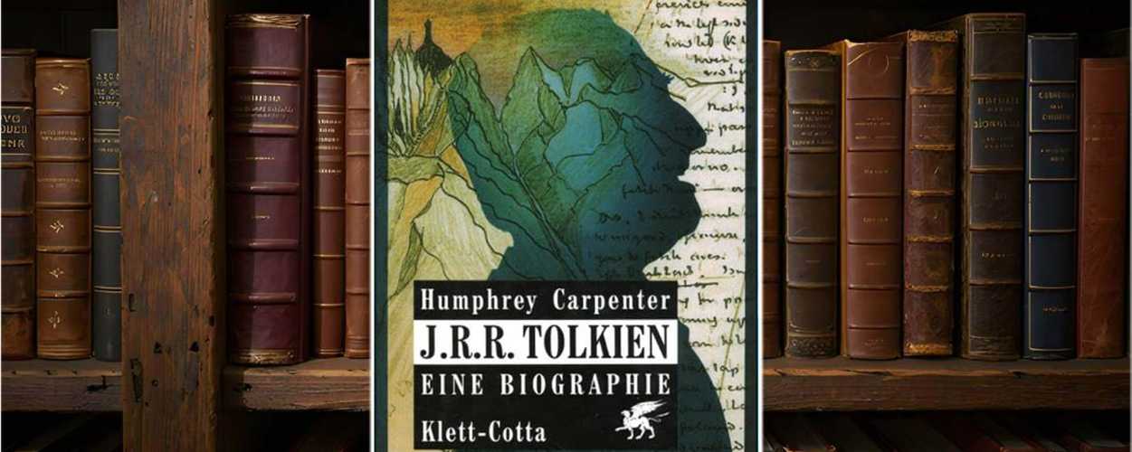 Buchcover von J.R.R. Tolkien – Eine Biographie von Humphrey Carpenter: Die grüne Silhouette Tolkiens vor einem Hintergrund aus handschriftlichen Notizen und fantasievollen Illustrationen. Der Titel ist in weißer Blockschrift auf schwarzem Grund gesetzt, unten das Logo von Klett-Cotta.
