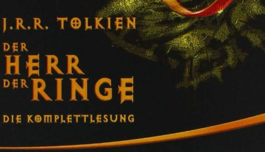 Cover der ungekürzten Komplettlesung von J. R. R. Tolkiens „Der Herr der Ringe“. Vor schwarzem Hintergrund leuchtet das Auge Saurons in gelb-grüner Struktur, überlagert vom goldenen Einen Ring mit elbischer Inschrift. Titel und Autor sind in goldgelber Frakturschrift gehalten. Oben rechts das Logo von „der Hörverlag“. Unten steht: „Die Komplettlesung“.