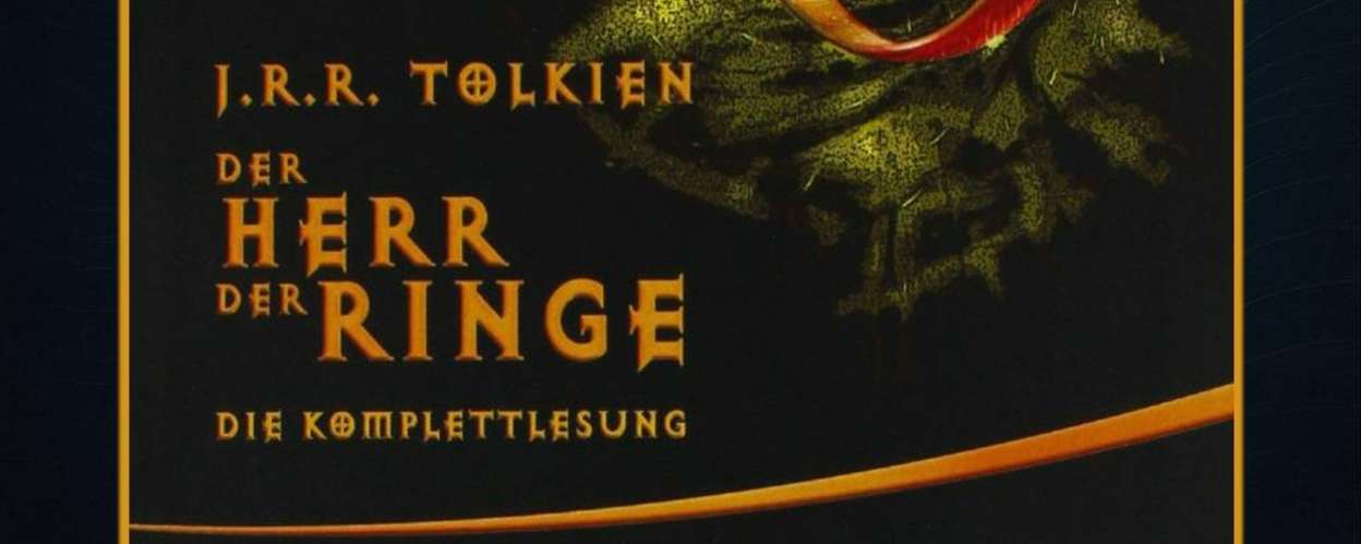 Cover der ungekürzten Komplettlesung von J. R. R. Tolkiens „Der Herr der Ringe“. Vor schwarzem Hintergrund leuchtet das Auge Saurons in gelb-grüner Struktur, überlagert vom goldenen Einen Ring mit elbischer Inschrift. Titel und Autor sind in goldgelber Frakturschrift gehalten. Oben rechts das Logo von „der Hörverlag“. Unten steht: „Die Komplettlesung“.