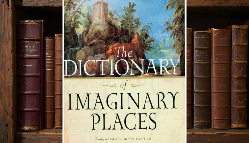 Buchcover von The Dictionary of Imaginary Places von Alberto Manguel und Gianni Guadalupi: Oben ein klassisch-romantisches Gemälde mit einer Ruine in üppiger Landschaft. Darunter der Titel in großer Serifenschrift auf hellem, kartografisch gemustertem Hintergrund. Ein Banner kündigt die überarbeitete und erweiterte Ausgabe an.