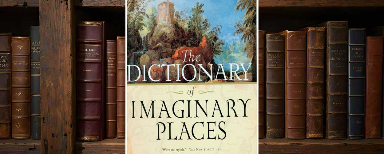Buchcover von The Dictionary of Imaginary Places von Alberto Manguel und Gianni Guadalupi: Oben ein klassisch-romantisches Gemälde mit einer Ruine in üppiger Landschaft. Darunter der Titel in großer Serifenschrift auf hellem, kartografisch gemustertem Hintergrund. Ein Banner kündigt die überarbeitete und erweiterte Ausgabe an.