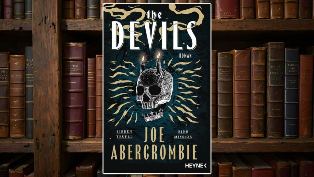 Buchcover von The Devils von Joe Abercrombie: Ein stilisierter Totenschädel mit Krone und Teufelshörnern, aus dem zwei Kerzen brennen. Flammenartige Ornamente umgeben das Bild auf dunklem Hintergrund. Der Titel in großer weißer Schrift, darunter der Slogan: ‚Sieben Teufel – Eine Mission‘. Das Cover steht vor einem Regal mit alten Ledereinbänden.