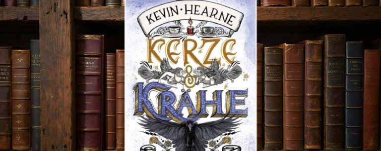 Buchcover von Kerze & Krähe – Die Chronik des Siegelmagiers von Kevin Hearne: Verspieltes, detailreiches Cover mit zwei fliegenden Hexen, einer brennenden Kerze und einer Krähe mit ausgebreiteten Schwingen. Der Titel ist in großen, verzierten Buchstaben gesetzt – ‚Kerze‘ in Gold, ‚Krähe‘ in Blau. Darunter ein weißes Banner mit dem Untertitel ‚Die Chronik des Siegelmagiers‘. Verlag: Hobbit Presse / Klett-Cotta.