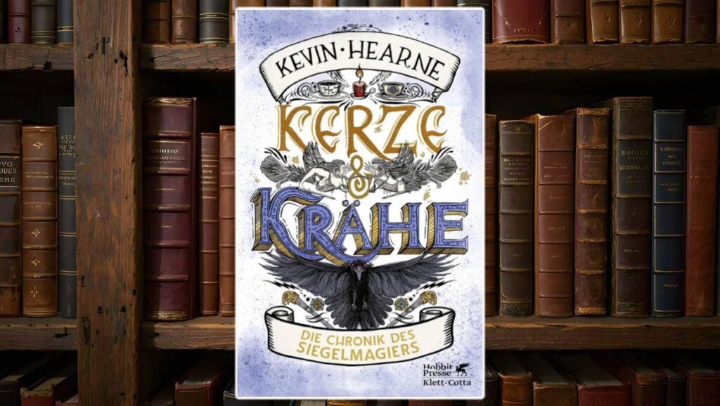 Buchcover von Kerze & Krähe – Die Chronik des Siegelmagiers von Kevin Hearne: Verspieltes, detailreiches Cover mit zwei fliegenden Hexen, einer brennenden Kerze und einer Krähe mit ausgebreiteten Schwingen. Der Titel ist in großen, verzierten Buchstaben gesetzt – ‚Kerze‘ in Gold, ‚Krähe‘ in Blau. Darunter ein weißes Banner mit dem Untertitel ‚Die Chronik des Siegelmagiers‘. Verlag: Hobbit Presse / Klett-Cotta.