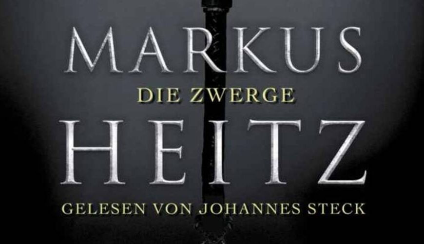 Cover des Hörbuchs „Die Zwerge“ von Markus Heitz. Im Zentrum steht eine reich verzierte Doppelaxt mit goldenen Ornamenten auf schwarzem Stahl. Der Hintergrund ist schlicht dunkelgrau bis schwarz gehalten, wodurch die Waffe hervorsticht. Darüber steht der Autorenname in großen Lettern, darunter der Titel und der Hinweis „Gelesen von Johannes Steck“.