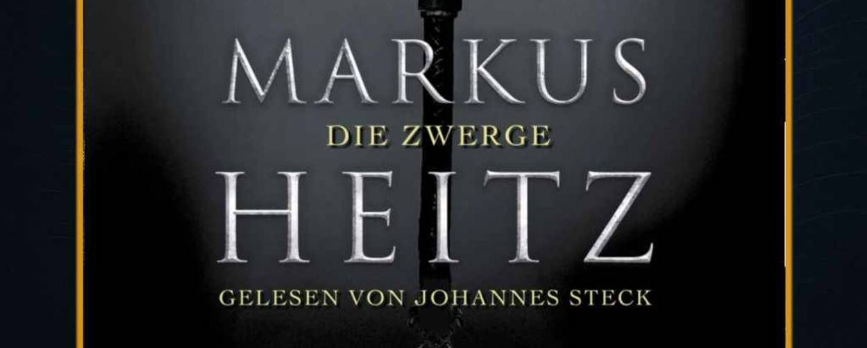 Cover des Hörbuchs „Die Zwerge“ von Markus Heitz. Im Zentrum steht eine reich verzierte Doppelaxt mit goldenen Ornamenten auf schwarzem Stahl. Der Hintergrund ist schlicht dunkelgrau bis schwarz gehalten, wodurch die Waffe hervorsticht. Darüber steht der Autorenname in großen Lettern, darunter der Titel und der Hinweis „Gelesen von Johannes Steck“.