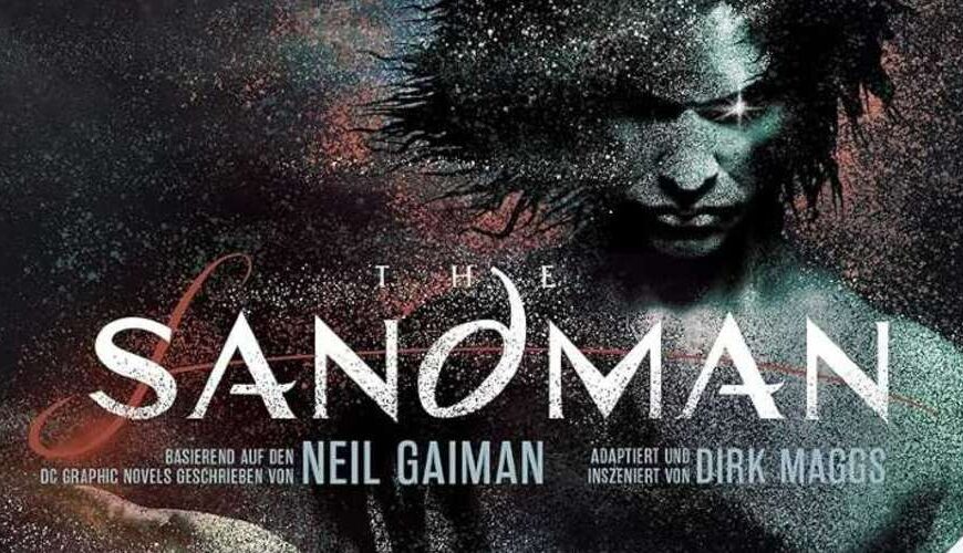 Cover des deutschen Audible Originals „The Sandman“ nach der Comicreihe von Neil Gaiman. Im Zentrum eine stilisierte, mystisch-düstere Darstellung von Dream (Morpheus), bestehend aus Staub und Schatten. Er hält eine ausgestreckte Hand in den Vordergrund, während sein Blick gesenkt ist. Darüber steht in weißer Schrift der Titel „The Sandman“, umgeben von dunkler Atmosphäre. Markierungen: Audible Original, DC-Logo, „Nur bei Audible“-Banner.