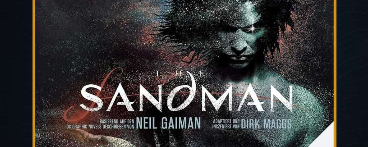 Cover des deutschen Audible Originals „The Sandman“ nach der Comicreihe von Neil Gaiman. Im Zentrum eine stilisierte, mystisch-düstere Darstellung von Dream (Morpheus), bestehend aus Staub und Schatten. Er hält eine ausgestreckte Hand in den Vordergrund, während sein Blick gesenkt ist. Darüber steht in weißer Schrift der Titel „The Sandman“, umgeben von dunkler Atmosphäre. Markierungen: Audible Original, DC-Logo, „Nur bei Audible“-Banner.