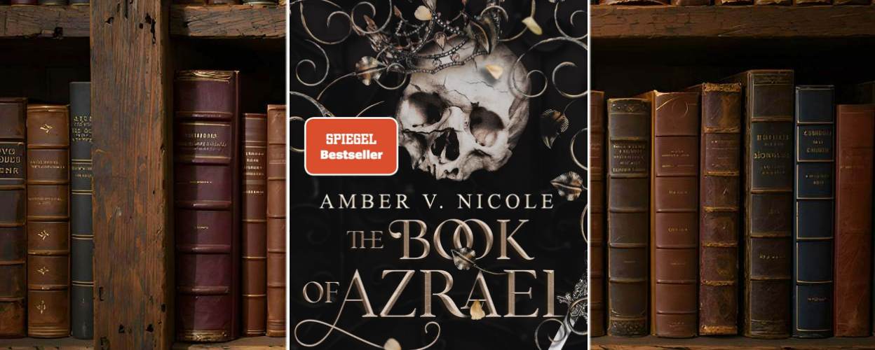 „Buchcover von The Book of Azrael von Amber V. Nicole: Ein realistischer Totenschädel mit goldener Krone liegt auf dunklem Hintergrund, umgeben von herabfallenden Blüten und Ornamenten. Der Titel ist in eleganter, goldener Schrift gesetzt. Ein auffälliger roter Sticker weist das Buch als SPIEGEL-Bestseller aus. Das Cover steht vor einem Regal mit antiken Ledereinbänden.“