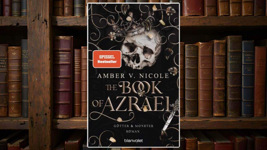 „Buchcover von The Book of Azrael von Amber V. Nicole: Ein realistischer Totenschädel mit goldener Krone liegt auf dunklem Hintergrund, umgeben von herabfallenden Blüten und Ornamenten. Der Titel ist in eleganter, goldener Schrift gesetzt. Ein auffälliger roter Sticker weist das Buch als SPIEGEL-Bestseller aus. Das Cover steht vor einem Regal mit antiken Ledereinbänden.“