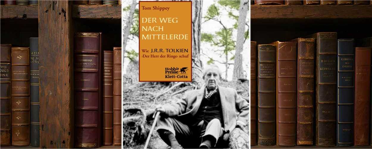 Buchcover von Der Weg nach Mittelerde von Tom Shippey: Schwarz-weiß-Foto von J. R. R. Tolkien, wie er mit Spazierstock an einen Baum gelehnt im Wald sitzt. Links oben ein orangefarbenes Textfeld mit Titel und Unterzeile: ‚Wie J. R. R. Tolkien Der Herr der Ringe schuf‘. Verlag: Hobbit Presse Klett-Cotta.