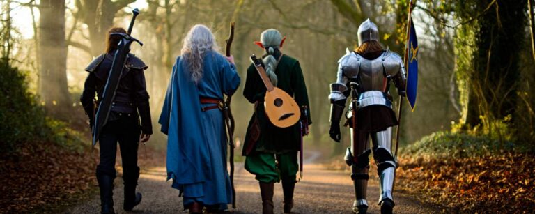 Bild: Eine Gruppe unterschiedlicher Fantasyabenteurer auf dem Weg zu einer neuen Quiest. Ein Waldweg im Hintergrund.