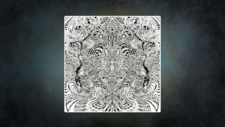 Hypnotisches Schwarz-Weiß-Artwork mit stark psychedelischem Stil: In einem symmetrischen, wirbelnden Linienmuster offenbaren sich bei näherem Hinsehen Gesichter, Augen, Figuren und Ornamente – ein visuelles Labyrinth aus Bewegung, Mythologie und Wahnsinn.