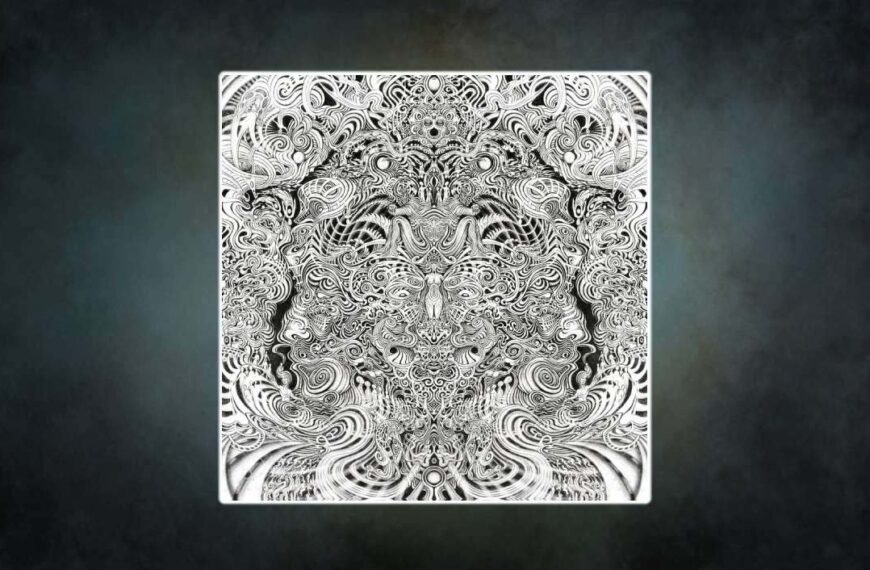 Hypnotisches Schwarz-Weiß-Artwork mit stark psychedelischem Stil: In einem symmetrischen, wirbelnden Linienmuster offenbaren sich bei näherem Hinsehen Gesichter, Augen, Figuren und Ornamente – ein visuelles Labyrinth aus Bewegung, Mythologie und Wahnsinn.