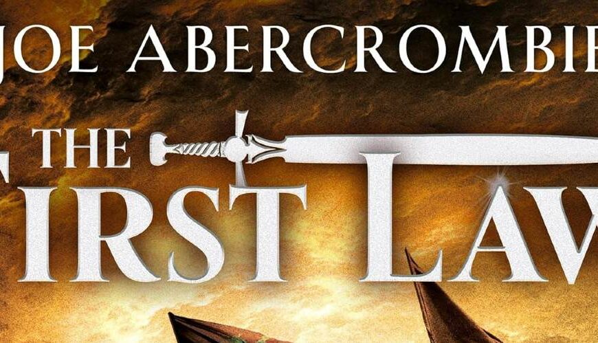 Cover des englischen Hörbuchs „The First Law 1“ von Joe Abercrombie. Im Vordergrund eine dichte Schlachtreihe mit erhobenen Rundschilden und wehenden Fahnen, dahinter ein dramatisch gold-oranger Himmel im Sonnenuntergang. Der Titel steht prominent in Silberprägung mit einem Schwert als Querbalken im Wort „First“. Oben der Autorenname, unten rechts ein Audible-Banner mit der Aufschrift „Nur bei Audible“.