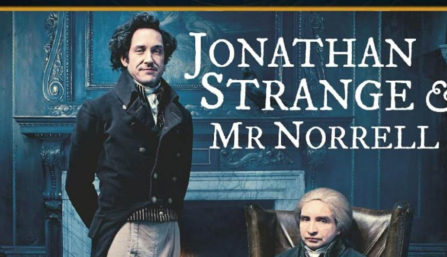 Cover des Hörbuchs „Jonathan Strange & Mr Norrell“ von Susanna Clarke. Zwei Herren im Stil des frühen 19. Jahrhunderts posieren in einem elegant-dunklen Salon: Jonathan Strange steht links im Gehrock, Mr Norrell sitzt rechts in einem Sessel vor einem Kamin. Der Raum ist edel eingerichtet, mit Teppich, Kerzen, Silbertablett und klassischer Wandvertäfelung. Der Titel steht in weißer Serifenschrift oben rechts.