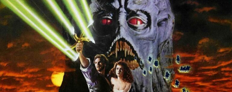 Heroisches 80er-Fantasy-Filmplakat von Krull: Ein muskulöser Prinz mit magischem Wurfstern (Glaive) und eine dramatisch blickende Prinzessin posieren vor einem dämonischen Monsterkopf mit roten Augen und Reißzähnen. Im Hintergrund: feuerrote Sonnenuntergänge, galoppierende Silhouetten und grelle Laserstrahlen. Überinszeniert, kitschig – und absolut Kult.