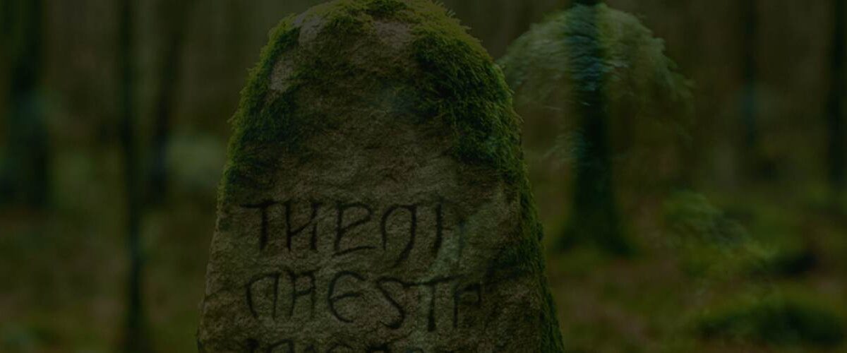 Bild von Mooslingen: Eine Versammlung mehrerer Mooslinge auf einer Waldlichtung in Cornwall bei Nacht.