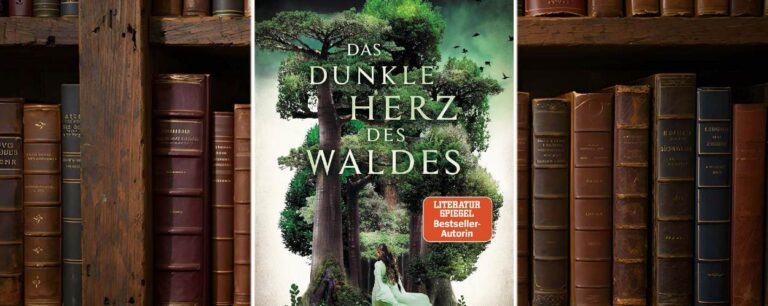 Cover von „Das dunkle Herz des Waldes“ von Naomi Novik: Eine junge Frau in einem fließenden, grünen Kleid betritt einen düsteren, überdimensionalen Wald mit mächtigen Baumstämmen. Der Himmel ist grünlich verfinstert, schwarze Vögel kreisen über den Baumkronen. Mystisch, bedrohlich, märchenhaft. Roter Sticker: „Literatur Spiegel Bestseller-Autorin“.