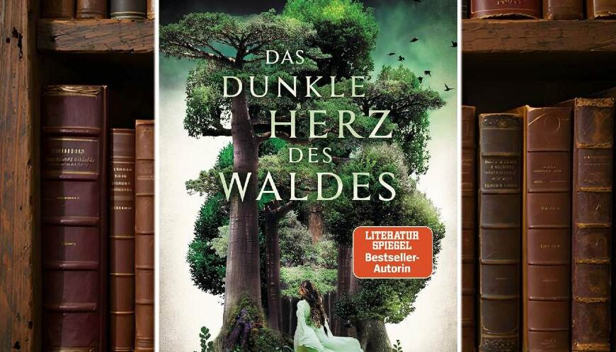 Cover von „Das dunkle Herz des Waldes“ von Naomi Novik: Eine junge Frau in einem fließenden, grünen Kleid betritt einen düsteren, überdimensionalen Wald mit mächtigen Baumstämmen. Der Himmel ist grünlich verfinstert, schwarze Vögel kreisen über den Baumkronen. Mystisch, bedrohlich, märchenhaft. Roter Sticker: „Literatur Spiegel Bestseller-Autorin“.