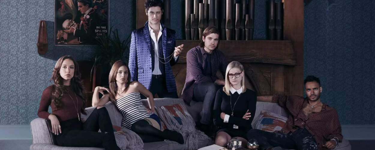 The Magicians: Ist diese Fantasy Serie tatsächlich ein Meisterwerk? Auf dem Beld sieht man die Hauptdarsteller, so wie man sie kennt.