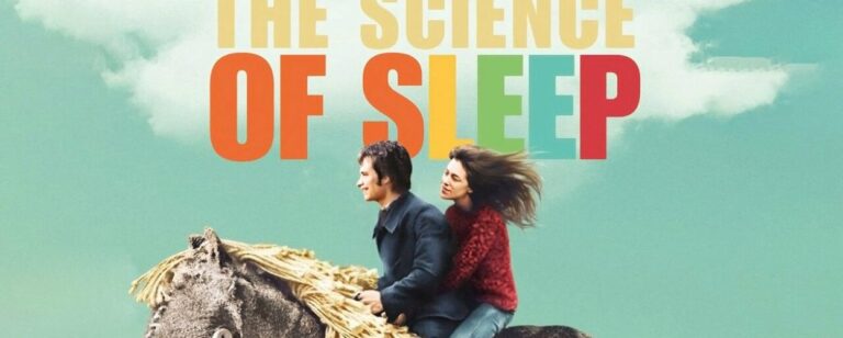 Filmplakat von Science of Sleep: Stéphane (Gael García Bernal) und Stéphanie (Charlotte Gainsbourg) reiten gemeinsam auf einem surrealen Stoffpferd mit Stroh-Mähne vor pastellblauem Himmel; darüber der Filmtitel in bunten Lettern – zwischen Pappmaché-Poesie und Traumlogik.