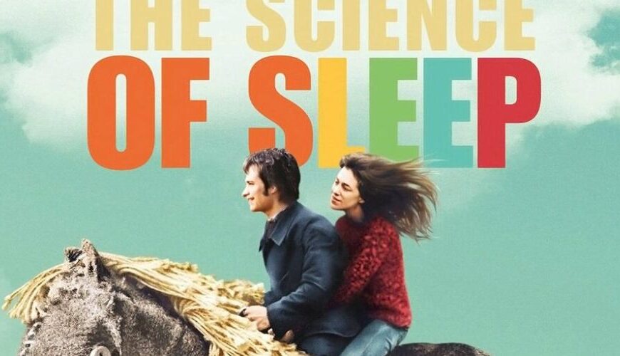 Filmplakat von Science of Sleep: Stéphane (Gael García Bernal) und Stéphanie (Charlotte Gainsbourg) reiten gemeinsam auf einem surrealen Stoffpferd mit Stroh-Mähne vor pastellblauem Himmel; darüber der Filmtitel in bunten Lettern – zwischen Pappmaché-Poesie und Traumlogik.