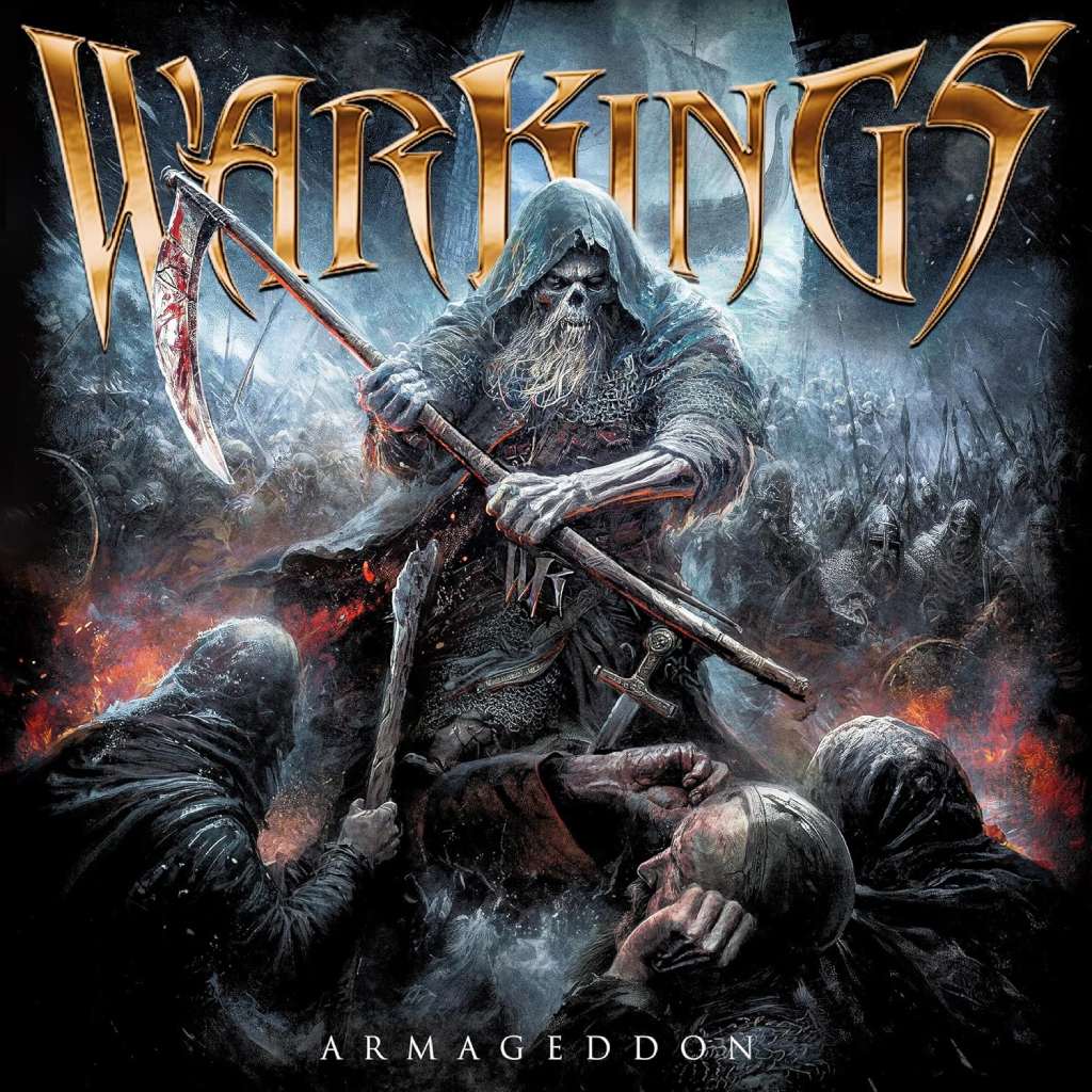 Detailreiches Fantasy-Artwork im Stil epischer Metal-Cover: Ein untoter Krieger mit Kapuze und blutiger Sense steht im Mittelpunkt, umgeben von flammendem Chaos und einer Armee gepanzerter Soldaten. Im Vordergrund knien drei erschrockene Gestalten, während im Hintergrund der apokalyptische Schlachtlärm tobt. Der Schriftzug „Warkings“ thront golden über dem Geschehen.