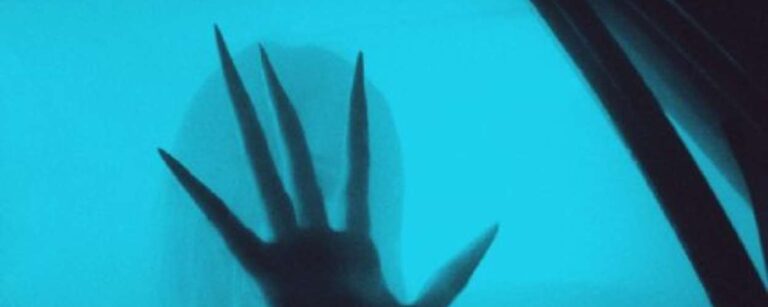 Schattenhafte Gestalt mit langen Klauenhänden hinter blauem Glas – düsteres Artwork des Fantasy Filmfest 2025