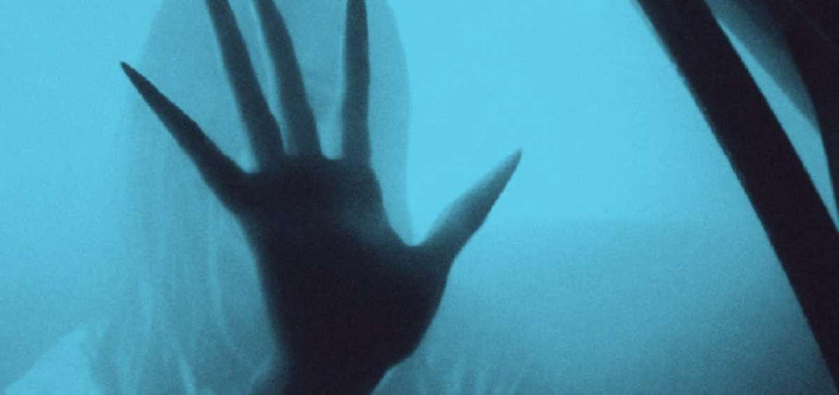 Schattenhafte Gestalt mit langen Klauenhänden hinter blauem Glas – düsteres Artwork des Fantasy Filmfest 2025