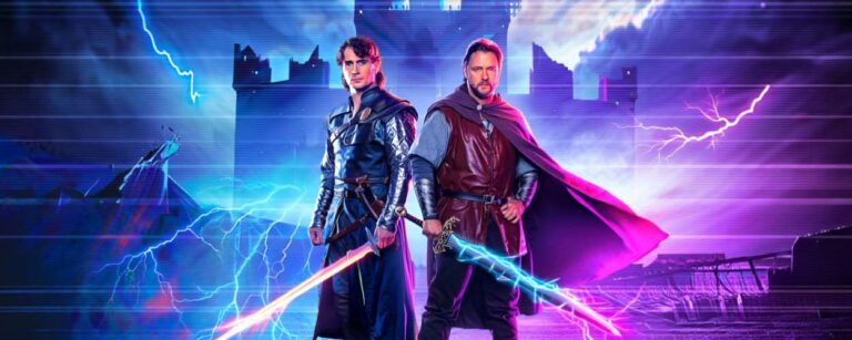 Zwei Männer im Blitzgewitter, die aussehen wie Henry Cavill und Russell Crowe im Laserschwert-Urlaub – vor Retro-Schlossruinen, mit Strom im Umhang und VHS-Stil im Herzen. Wenn Highlander bei Tron übernachtet hätte.