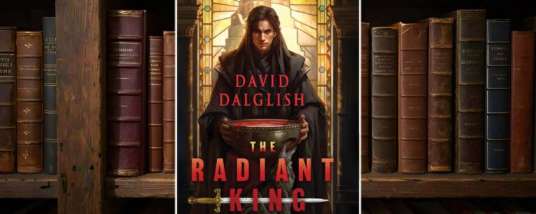 Cover von „The Radiant King“ von David Dalglish: Ein düster dreinblickender junger Mann in dunkler Robe steht vor einem strahlenden Kirchenfenster mit Burgen- und Lichtsymbolik. In den Händen hält er eine blutgefüllte Schale. Über ihm prangt der Satz „Blood is thicker than water“. Der Titel ist in kräftigem Rot gehalten, unterstrichen von einem stilisierten Schwert.