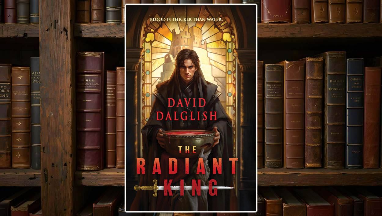 Cover von „The Radiant King“ von David Dalglish: Ein düster dreinblickender junger Mann in dunkler Robe steht vor einem strahlenden Kirchenfenster mit Burgen- und Lichtsymbolik. In den Händen hält er eine blutgefüllte Schale. Über ihm prangt der Satz „Blood is thicker than water“. Der Titel ist in kräftigem Rot gehalten, unterstrichen von einem stilisierten Schwert.