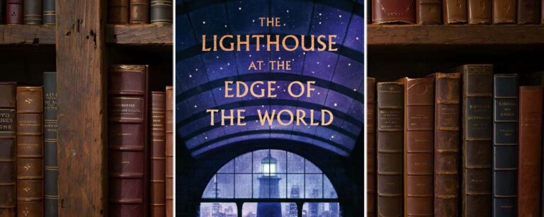Cover des Romans „The Lighthouse at the Edge of the World“ von J.R. Dawson: Blick durch ein Fenster auf einen mystischen Leuchtturm, nächtlicher Himmel, Silhouette eines Mädchens mit Hund.