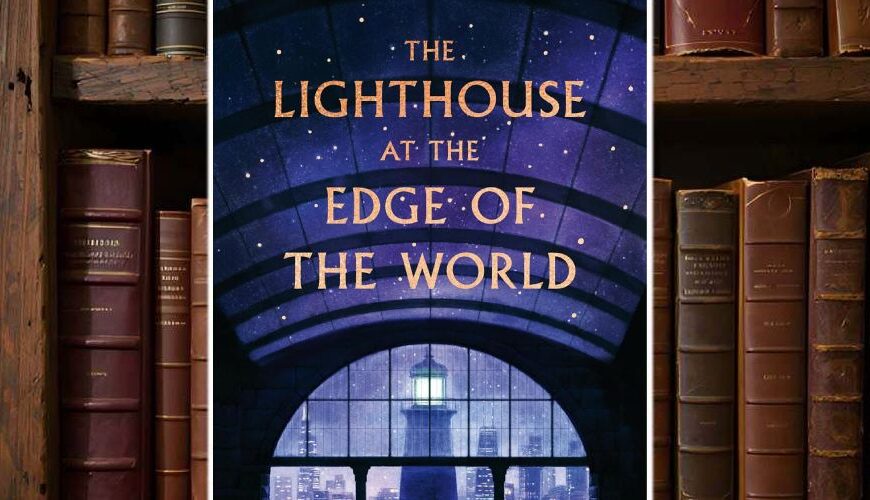 Cover des Romans „The Lighthouse at the Edge of the World“ von J.R. Dawson: Blick durch ein Fenster auf einen mystischen Leuchtturm, nächtlicher Himmel, Silhouette eines Mädchens mit Hund.