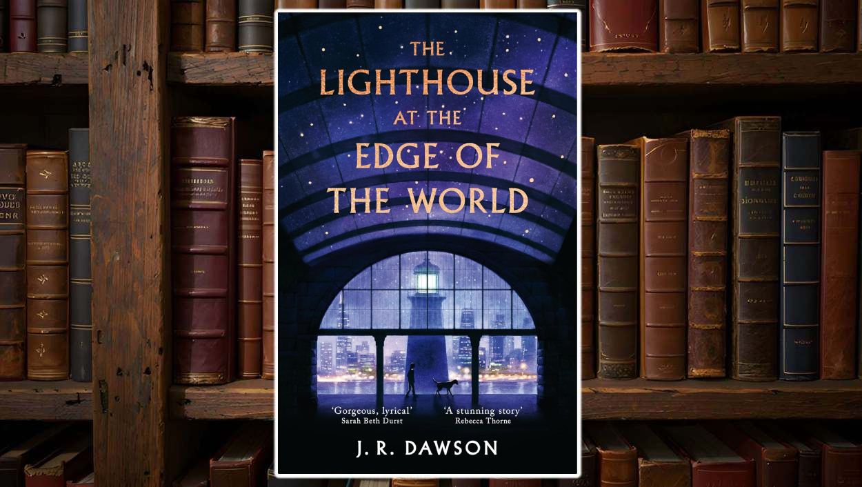Cover des Romans „The Lighthouse at the Edge of the World“ von J.R. Dawson: Blick durch ein Fenster auf einen mystischen Leuchtturm, nächtlicher Himmel, Silhouette eines Mädchens mit Hund.