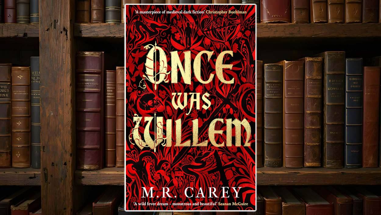 Cover von „Once Was Willem“ von M. R. Carey: Goldene, mittelalterlich verzierte Schrift vor einem floralen, tiefroten Hintergrund voller Ranken, Dämonenfratzen und stilisierter Gestalten. Oben der Blurb: „A masterpiece of medieval dark fiction“ – unten ein Zitat von Seanan McGuire: „A wild fever dream – monstrous and beautiful“. Der Gesamteindruck: finster, ornamental, gotisch.