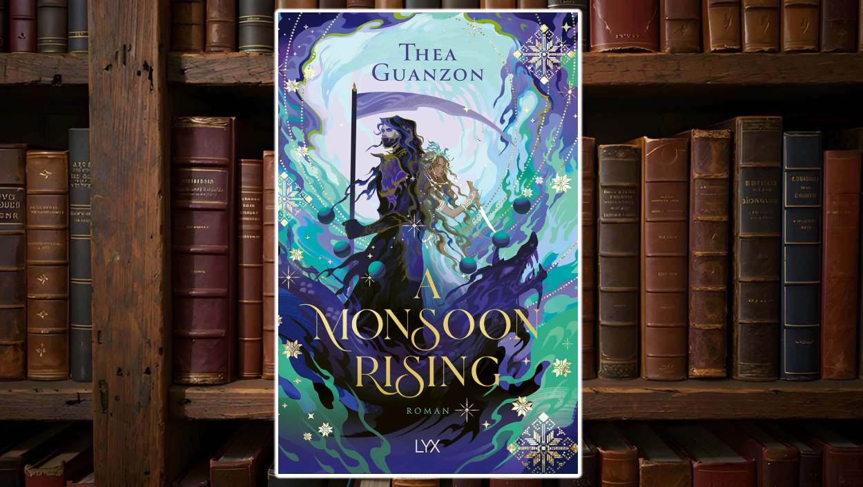 Cover von A Monsoon Rising: Zwei stilisierte Figuren – eine weiblich, eine männlich – stehen Rücken an Rücken inmitten eines stürmischen Strudels aus Türkis, Violett und Gold. Um sie herum leuchten Sterne und Wirbelmuster, magische Ornamente durchziehen das Bild. Die Szene wirkt dramatisch-romantisch, mit orientalisch anmutenden Einflüssen – Symbol für das magisch aufgeladene Enemies-to-Lovers-Spektakel der Hurricane Wars.