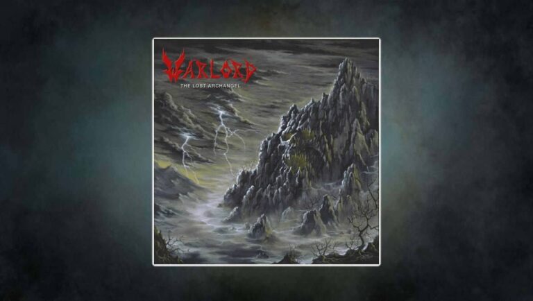 Atmosphärisches Epic-Metal-Artwork: Ein düsteres Engel-Gemälde, umhüllt von Metallsymbolik, mit Runen und einem verlorenen Engelmotiv – passend zur Compilation über das Erbe von William J. Tsamis.