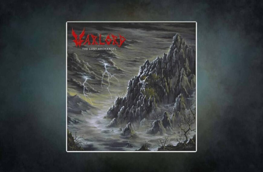 Atmosphärisches Epic-Metal-Artwork: Ein düsteres Engel-Gemälde, umhüllt von Metallsymbolik, mit Runen und einem verlorenen Engelmotiv – passend zur Compilation über das Erbe von William J. Tsamis.