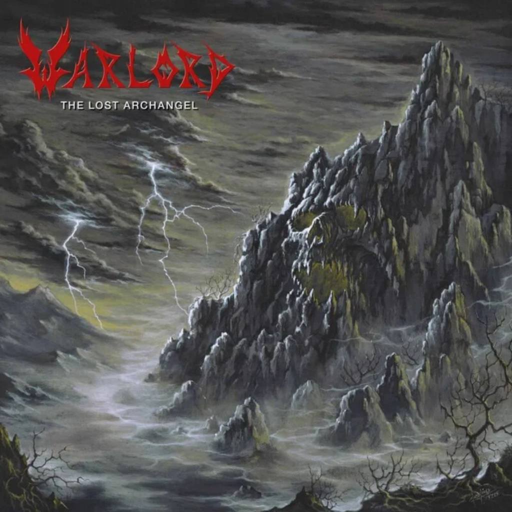 Dunkles, atmosphärisches Gemälde mit mystischen Felsgestalten: Menschliche Silhouetten aus Stein ragen wie uralte Geister aus nebelverhüllten Bergspitzen, während ein winziger Wanderer vor ihnen steht. Eine Szene von gewaltiger Erhabenheit und alpiner Düsternis – perfekt für epischen Black Metal.