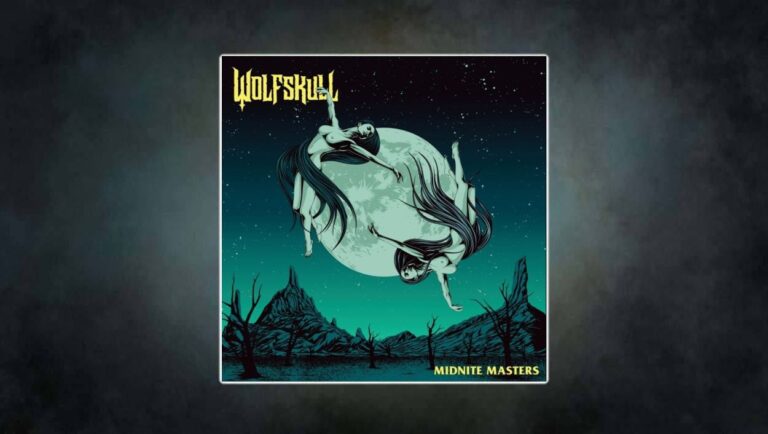 Zwei schwarzhaarige Frauen schweben nackt vor einem riesigen, grünlich schimmernden Vollmond über einer kargen Felsenlandschaft; das Artwork wirkt surreal, retro und okkult – eine psychedelische Szene zwischen Stoner-Ritual und Hexensabbat.