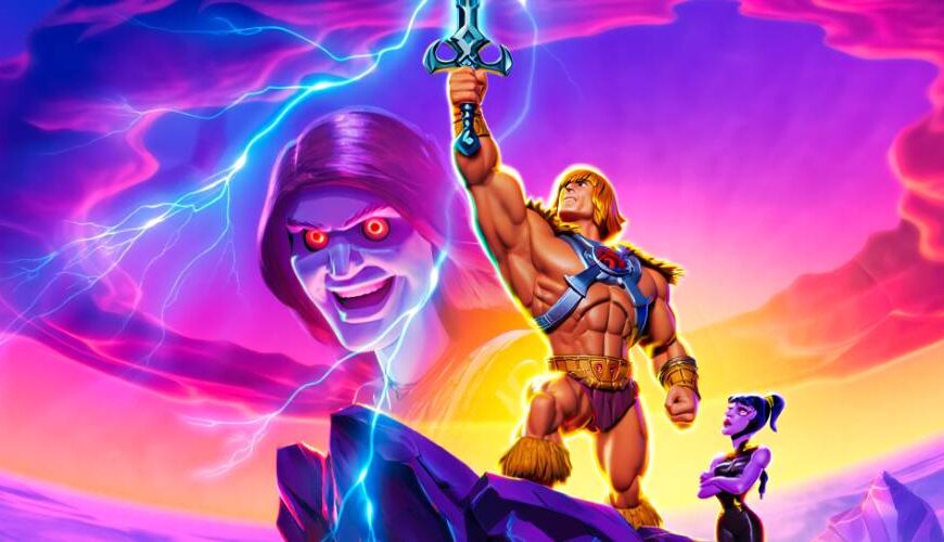 He-Man reckt sein Zauberschwert auf einem Felsen empor, flankiert von Evil-Lyn. Über ihnen tobt ein neonfarbenes Magieportal, aus dem Skeletors geisterhaftes Antlitz mit glühenden Augen grinst – eine trashige Explosion aus Farbe, Nostalgie und Camp.