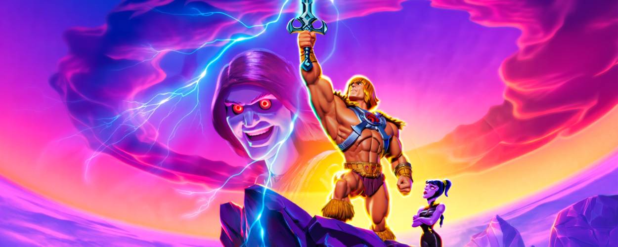 He-Man reckt sein Zauberschwert auf einem Felsen empor, flankiert von Evil-Lyn. Über ihnen tobt ein neonfarbenes Magieportal, aus dem Skeletors geisterhaftes Antlitz mit glühenden Augen grinst – eine trashige Explosion aus Farbe, Nostalgie und Camp.