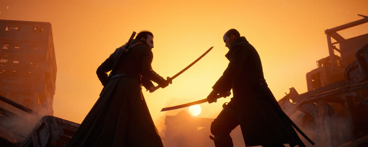 Zwei Schwertkämpfer in dunklen Mänteln stehen sich in einer postapokalyptischen Ruinenstadt gegenüber, bereit zum finalen Duell. Im Hintergrund glüht die Sonne in einem apokalyptischen Orange über den Trümmern der Welt.
