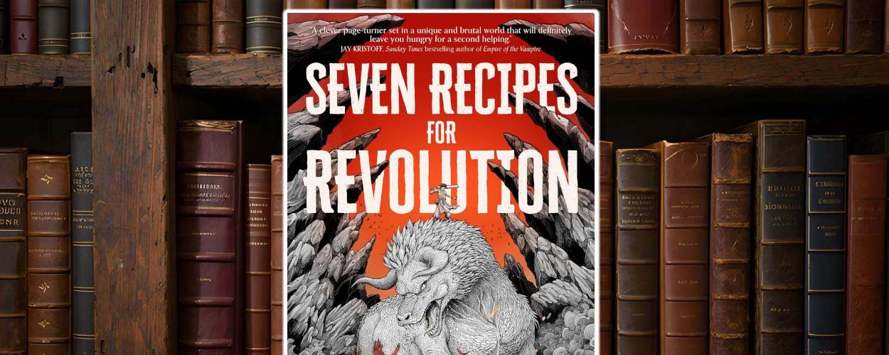 Das dramatisch illustrierte Cover von Seven Recipes for Revolution zeigt ein bedrohliches Monsterwesen mit Hörnern vor einem feuerroten Hintergrund – Symbol für eine kulinarische Rebellion in der Fantasywelt.